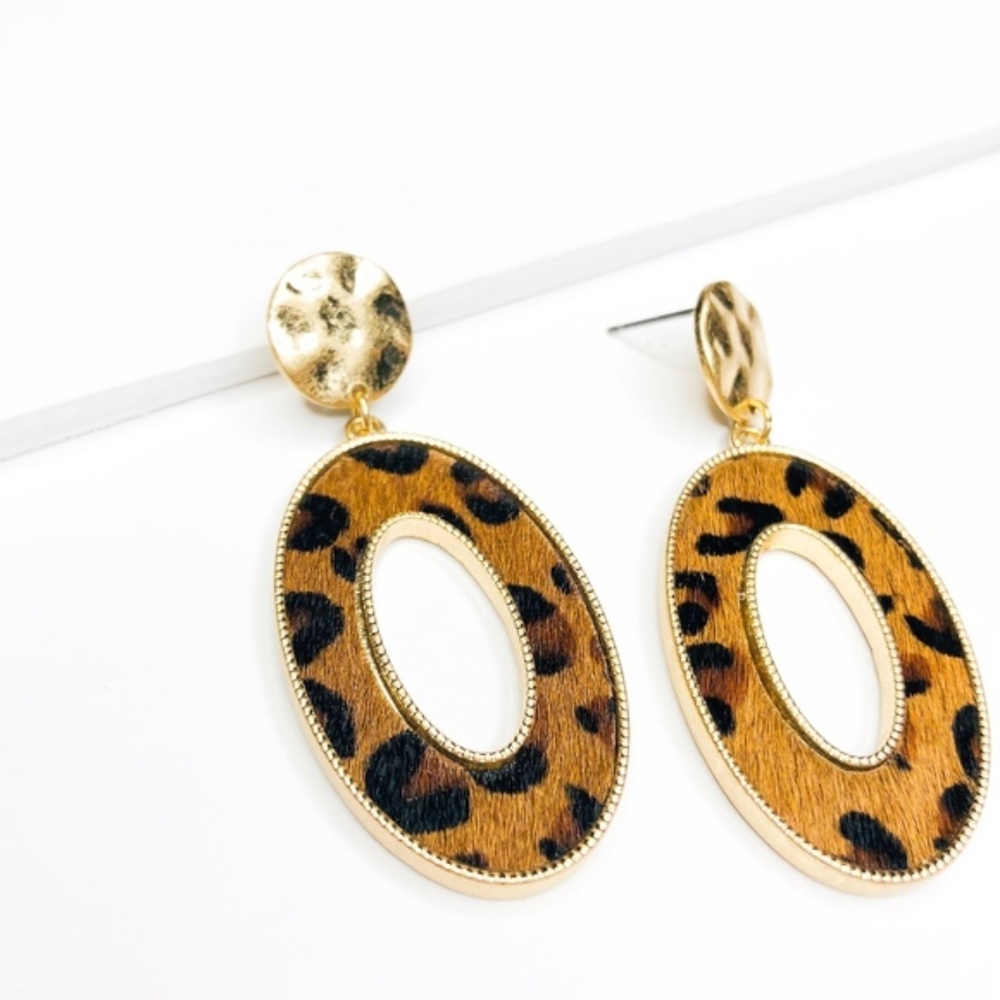 Dark Animal Print Leopard Hammered Gold Earrings - Picture 4 of 5